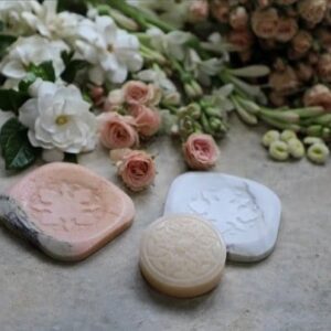 Assiette en marbre blanc avec savon Ma'amoul à la fleur d'oranger