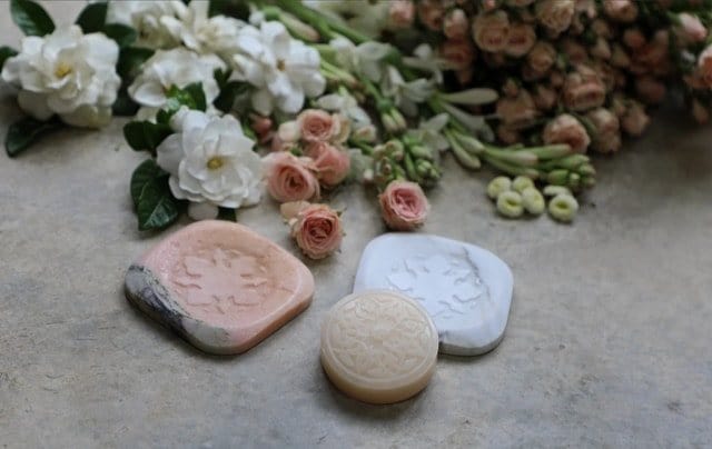 Assiette en marbre blanc avec savon Ma'amoul à la fleur d'oranger